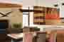 Interiérová fotografie kuchyně a obývacíiho pokoje s knihovnou v rodinném domě od Av Architekti.